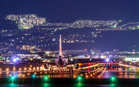 airplane-landing-at-itami-airport-wallpaper-1920x1080